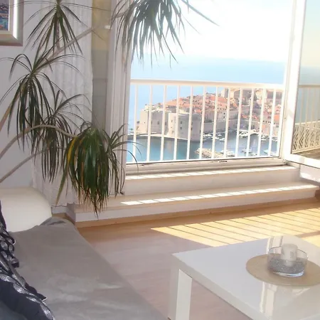 Laura,amazing View! دوبروفينك